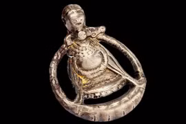 Họa tiết Viking hiếm khắc hình phụ nữ mang thai