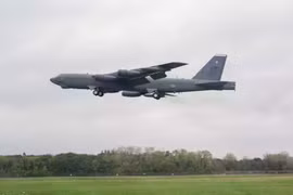 Chiếc B-52H Stratofortress sẽ trở thành một yếu tố trung tâm của chiến dịch này, vì nó có khả năng mang gần 32.000 kg bom Joint Direct Attack Munition, tên lửa hành trình phóng từ trên không và thủy lôi trong cùng một phi vụ. (Nguồn ảnh: Không quân Hoa Kỳ)