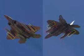 Những hình ảnh mới cho thấy một chiếc F-22 Raptor bay với các thùng nhiên liệu tàng hình và các pod cảm biến, cho thấy Mỹ đang thúc đẩy mở rộng tầm bay và tăng cường khả năng phát hiện thụ động trong môi trường không chiến có mức đe dọa cao (Nguồn ảnh: Jarod Hamilton trên X)
