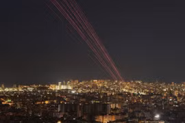 Các vệt sáng của tên lửa đánh chặn từ hệ thống phòng không Iron Dome xuất hiện trên bầu trời khi lực lượng Israel Defense Forces đánh chặn rocket được phóng từ Gaza Strip hướng về phía lãnh thổ Israel, trong bối cảnh xung đột giữa Israel và lực lượng Hamas.