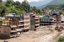 Trung Quốc gửi viện trợ khẩn cấp và cử chuyên gia cứu hộ tới Nepal