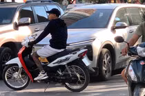 Công an vào cuộc xác minh màn chèn ép, chặn đầu giữa ô tô và xe máy