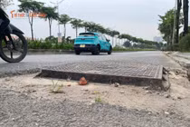 Hàng loạt nắp cống nhô cao thành ‘bẫy’ người đi đường trên phố Phạm Tu