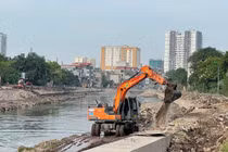 Loạt máy xúc phủ kín sông Kim Ngưu, dự án gần 700 tỷ tăng tốc về đích