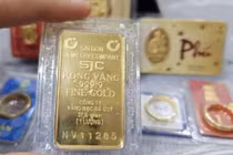 [SPOTLIGHT] Giá vàng lao dốc do áp lực lãi suất và USD tăng