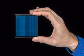 Microsoft tạo tấm kính lưu dữ liệu 10.000 năm