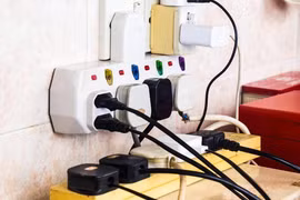 Cắm nhiều thiết bị chung ổ điện, coi chừng cháy nhà