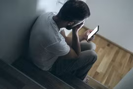 Đập phá ô tô rồi “khóc” với ChatGPT, nam sinh lĩnh án