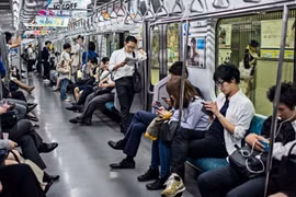 Đi Nhật mới hiểu văn hóa im lặng trên tàu