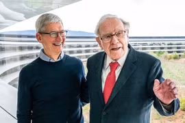 Buffett tri ân Tim Cook, Apple mang về 150 tỷ USD