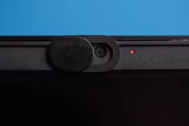 Chấm đỏ trên webcam laptop có phải bị theo dõi?