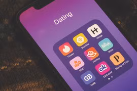 [GALLERY 53% người trẻ kiệt sức vì app hẹn hò, tình yêu thua thuật toán? 