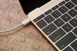 Quên sạc MacBook, dùng sạc điện thoại có được không?