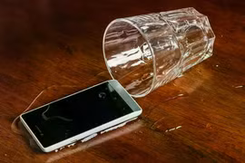 Điện thoại Android dính nước, đừng vội làm điều này