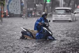 Mưa lớn diện rộng từ Huế tới Cà Mau