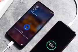Chuyên gia công nghệ bỏ sạc nhanh vì sợ chai pin