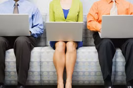 Đặt laptop lên đùi lâu có thể gây tổn thương da