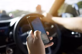 Florida siết luật, cầm điện thoại lái xe cũng bị phạt