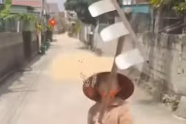 Bị nhắc vì phơi lúa chiếm lòng đường, người phụ nữ dùng cào tấn công tài xế