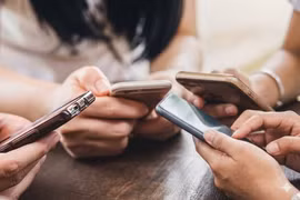 [GALLERY] Giật mình với cảnh giới trẻ Việt online 7 giờ mỗi ngày