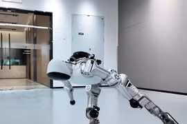 Trung Quốc gây sốc với robot hình người rẻ hơn iPhone