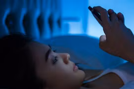 Lướt điện thoại trước khi ngủ, 5 thói quen nên bỏ ngay