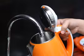 Đừng để ấm siêu tốc "ngốn điện" vì những sai lầm quen thuộc