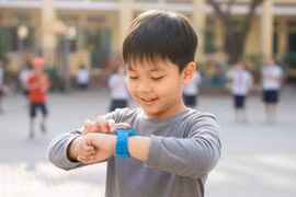 Sợ con đi lạc, cha mẹ tìm đến giải pháp công nghệ