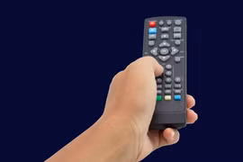 [GALLERY] Đừng vứt pin điều khiển TV theo cách này kẻo gây cháy nổ 