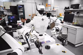 Robot hình người Trung Quốc đối mặt phép thử thương mại hóa