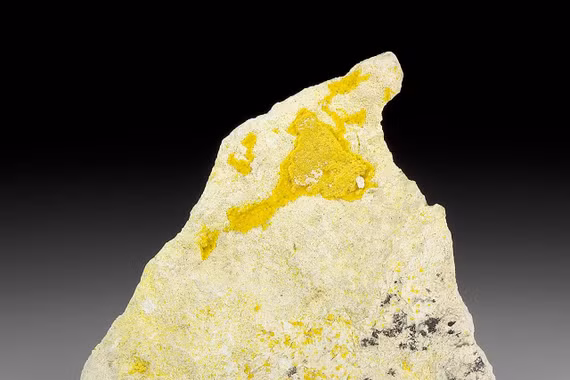Carnotite – khoáng vật vàng rực chứa uranium và bí mật phóng xạ dưới lòng đất
