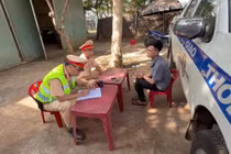 Khống chế, bắt giữ nghi phạm cướp tiệm vàng đang trốn trên xe khách 