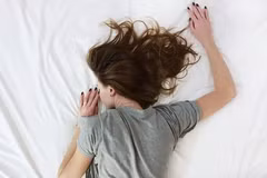 Chỉ vì điếu thuốc lá, thiếu nữ 16 tuổi nhận tủi nhục