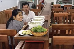 Quán phở lạ nhất Việt Nam: Phở tự chạy ra mời khách