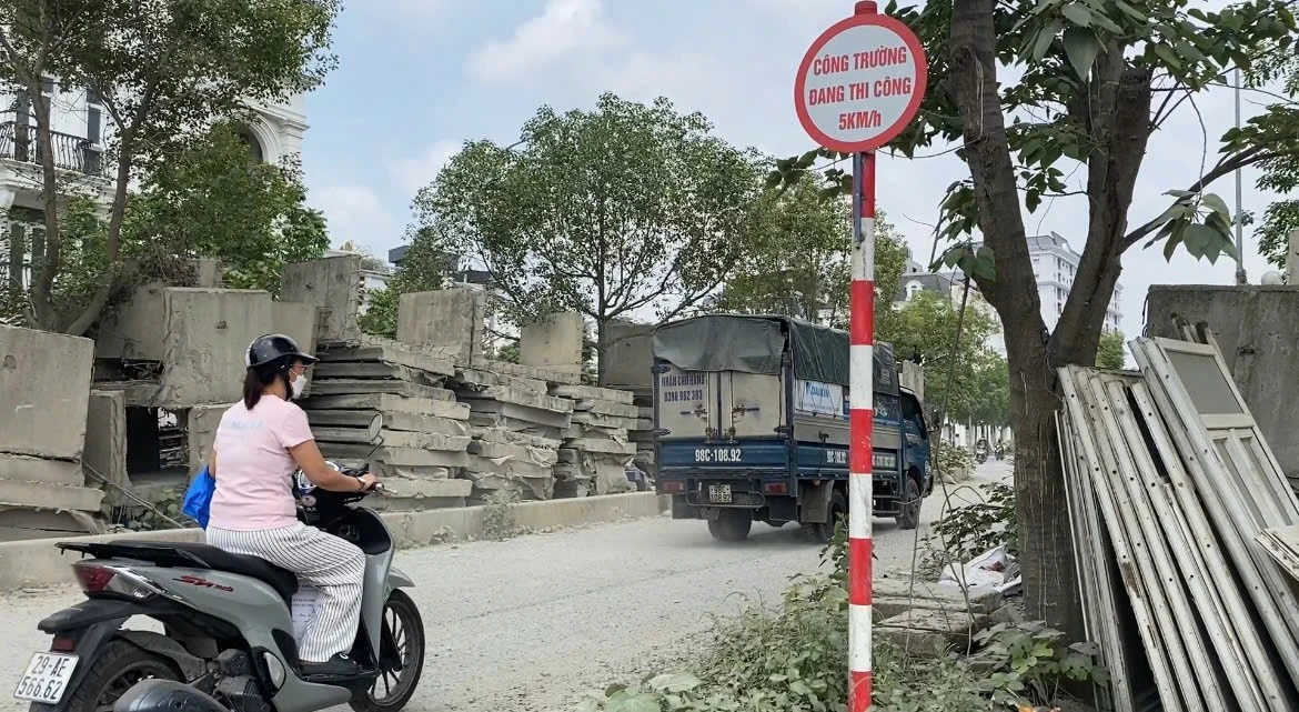 Bụi mù mịt tại dự án mở rộng tuyến đường nối Tố Hữu với đường 70 kéo dài