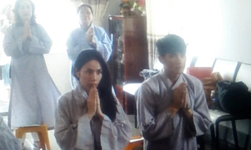 Thủy Tiên - Công Vinh đọc kinh cầu hạnh phúc 