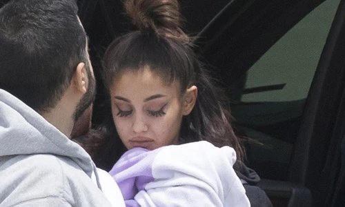Ariana Grande suy sụp xuất hiện ở sân bay sau vụ nổ bom