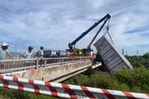 Mất lái, xe tải chở bưu phẩm lao vào dải phân cách trên Quốc lộ 28