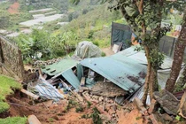 Bờ taluy cao 5m đổ sập trong mưa, nhà dân bị vùi lấp ở Lâm Đồng