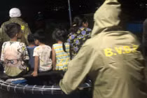 Hàng trăm hộ dân ở phường Bình Thuận di dời khẩn do mưa lớn, ngập sâu