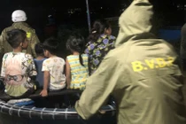 Hàng trăm hộ dân ở phường Bình Thuận di dời khẩn do mưa lớn, ngập sâu