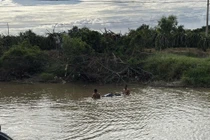 Sau gần một ngày mất tích khi đi giăng cá dưới chân cầu Sông Cạn, thi thể ông H đã được tìm thấy.