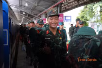 Ga Sài Gòn vỡ òa cảm xúc khi đón đoàn quân A80 trở về