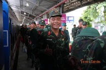 Ga Sài Gòn vỡ òa cảm xúc khi đón đoàn quân A80 trở về