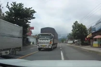Xử phạt tài xế xe tải vượt ẩu trên quốc lộ 20