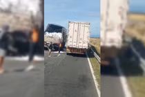 Hai xe tải tông nhau trên cao tốc ở Lâm Đồng, tài xế mắc kẹt trong cabin 