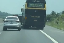 Xử phạt tài xế xe khách chạy vào làn khẩn cấp trên cao tốc