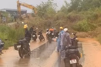 Mưa lớn gây sạt lở, quốc lộ 28B qua Lâm Đồng tạm gián đoạn