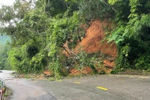Mưa lớn gây sạt lở nghiêm trọng, đèo Gia Bắc tê liệt hoàn toàn