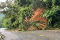 Mưa lớn gây sạt lở nghiêm trọng, đèo Gia Bắc tê liệt hoàn toàn